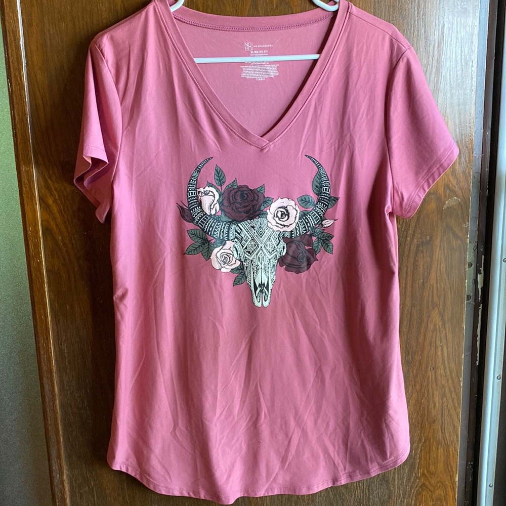 NWOT No Boundaries steer head vneck size XL